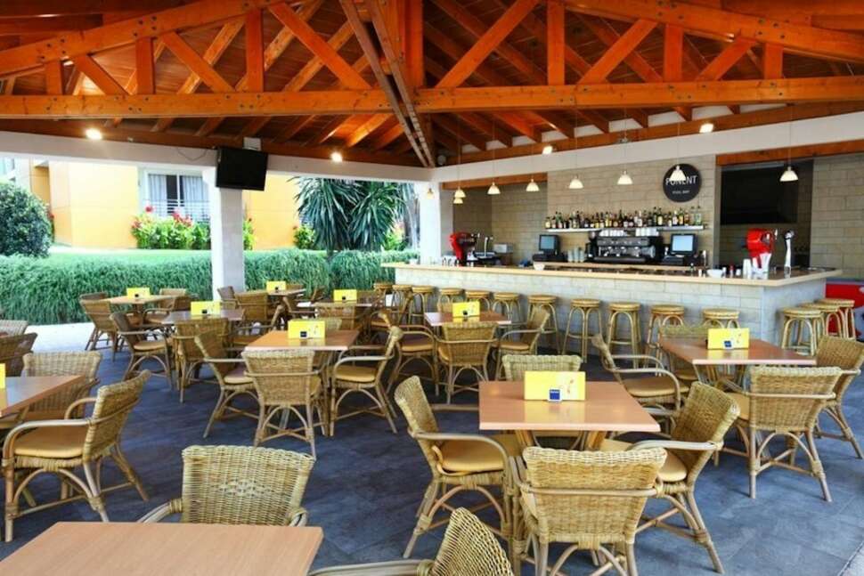 Een foto van het terras bij Hotel Seth Punta Prima
