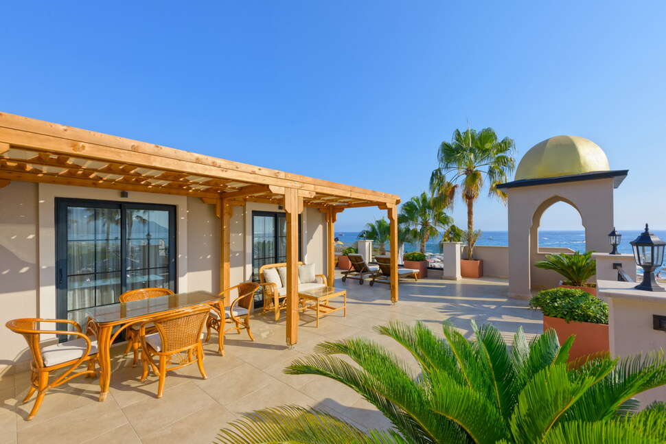 Een foto van het terras bij Alaaddin Beach Hotel