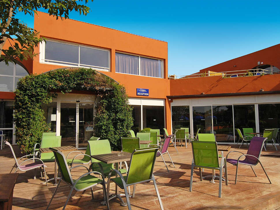 Een foto van het terras bij Odalys Residence du Golfe