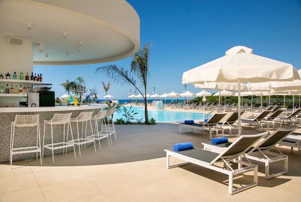 Een foto van het zwembad bij Nissiblu Beach Resort