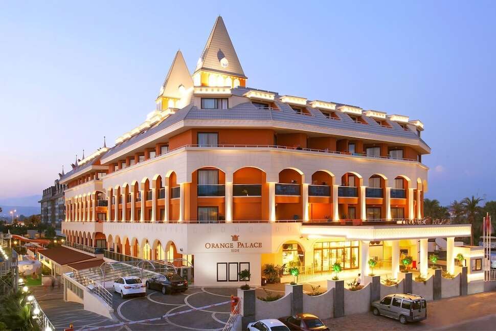 Een foto van de buitenkant van Side Orange Palace