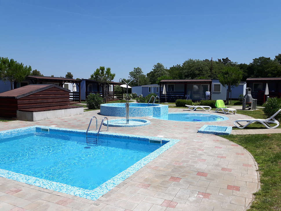 Een foto van het zwembad bij Camping Valkanela