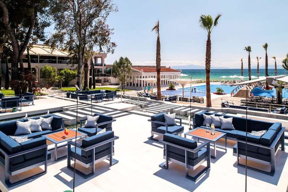 Een foto van het terras bij Hotel Potidea Palace