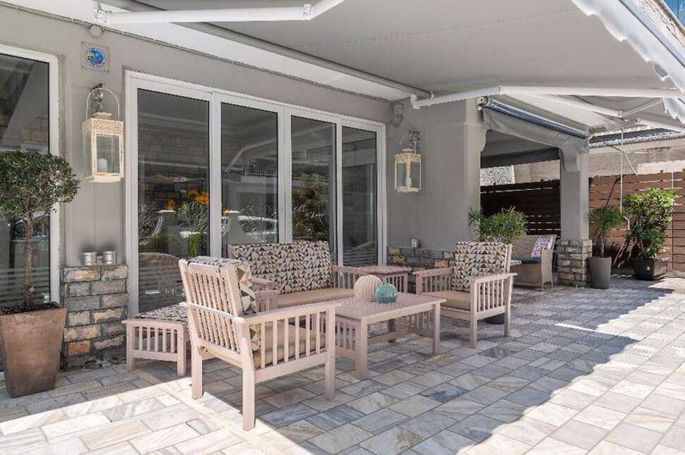 Een foto van het terras bij Ouzas Luxury Hotel