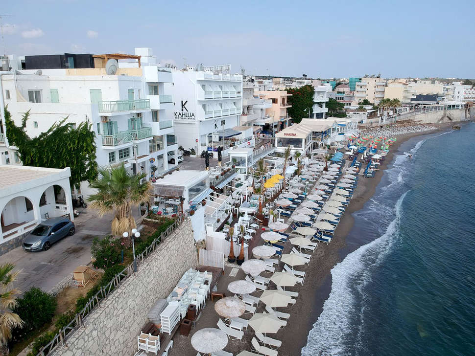 Ein Foto vom Strand beim Kahlua Hotel & Suites