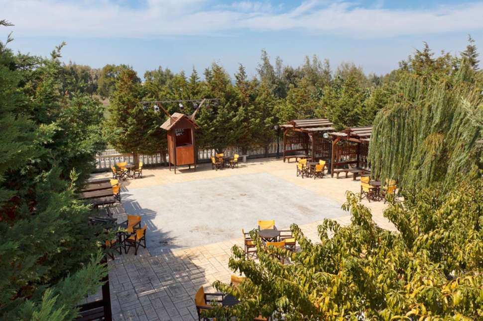 Een foto van het terras bij Gaia Royal Hotel