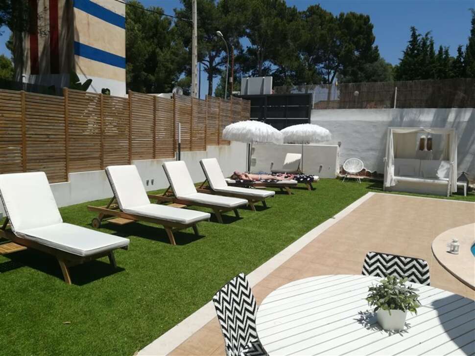 Een foto van het terras bij Hotel La Concha Soul