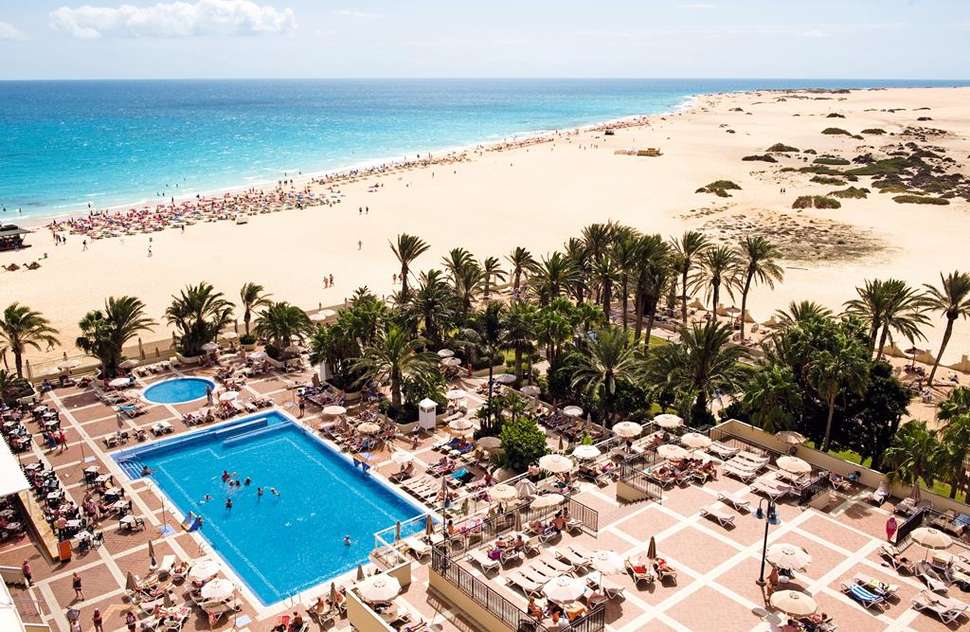 Een foto van het zwembad bij Riu Oliva Beach Resort