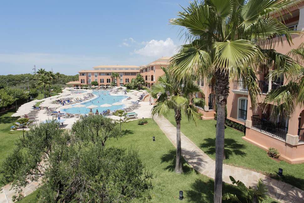 Een foto van het zwembad bij Grupotel Macarella Suites & Spa