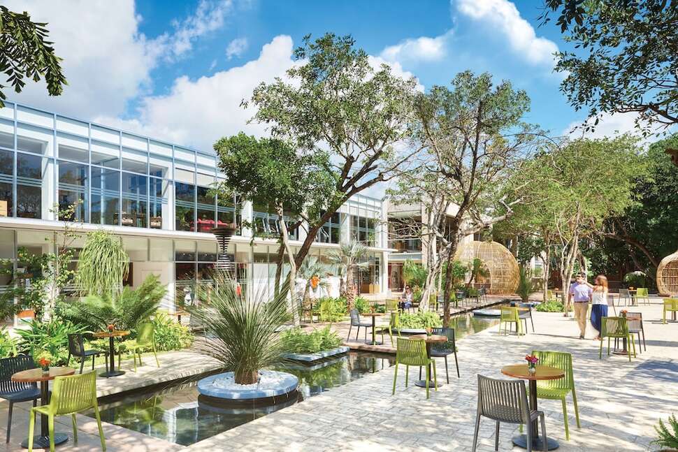 Een foto van het terras bij The Fives Beach Hotel & Residences