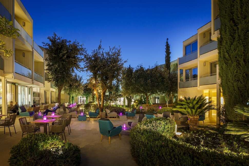 Een foto van het terras bij Valamar Argosy Hotel