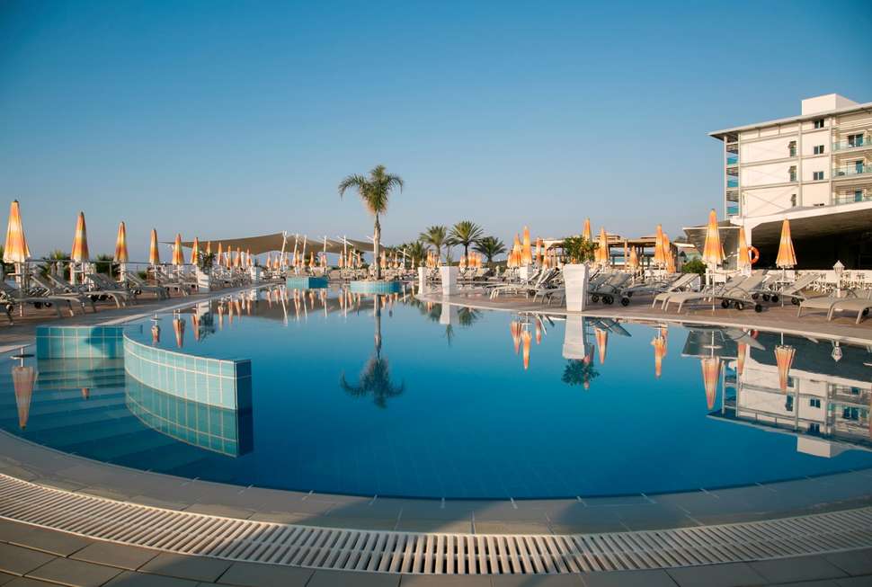 Een foto van het zwembad bij Asterias Beach Hotel