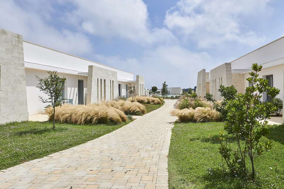Een foto van het terras bij Relais Masseria Le Cesine