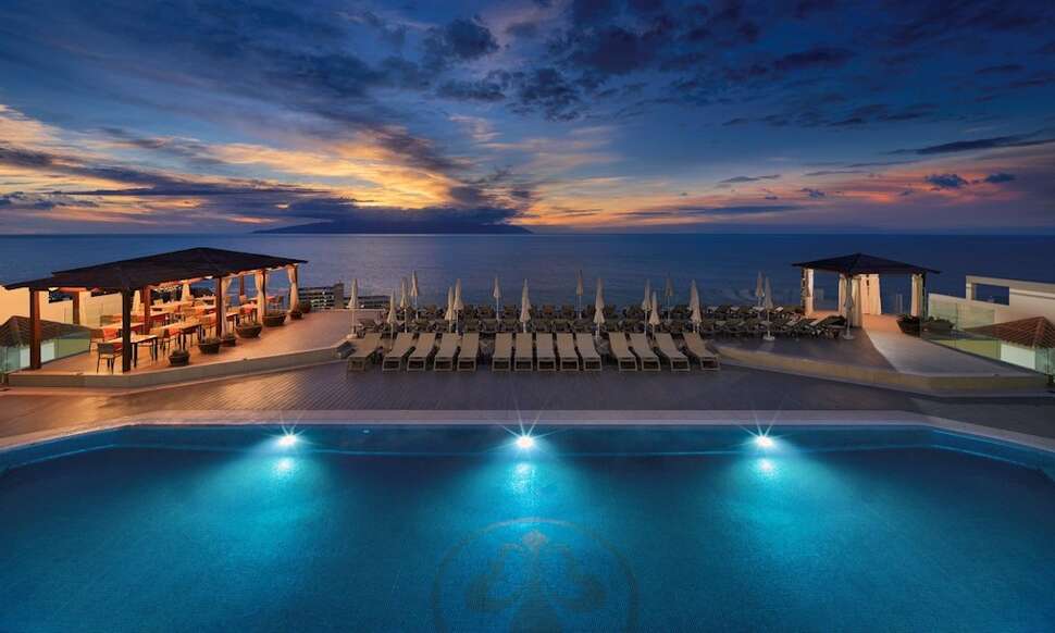 Een foto van het zwembad bij Royal Sun Resort