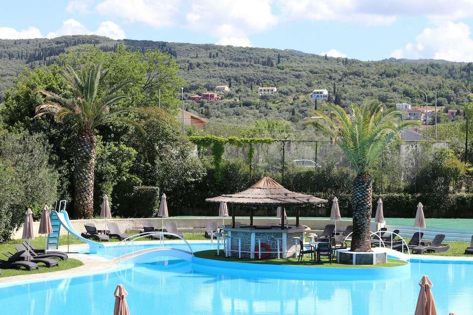 Een foto van het zwembad bij Hotel Pegasus Corfu