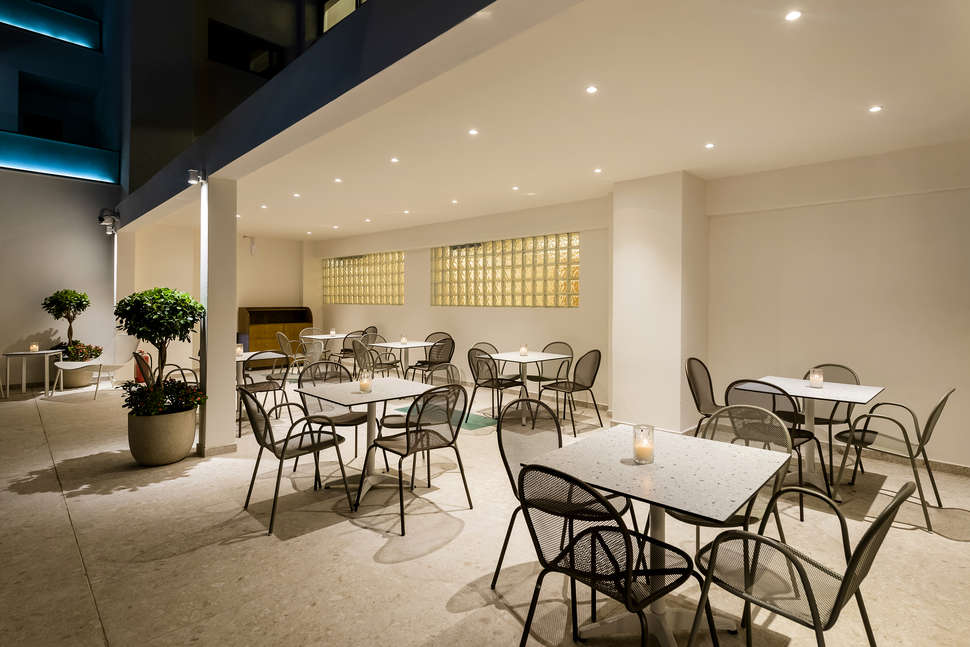 Ein Foto von der Terrasse im Acandia Hotel