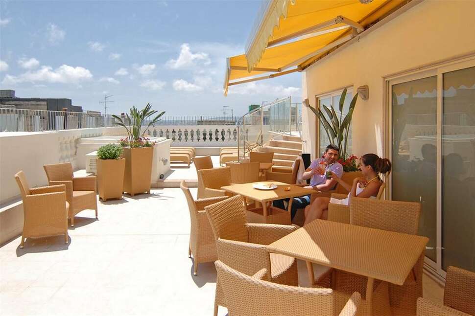 Een foto van het terras bij Hotel Osborne