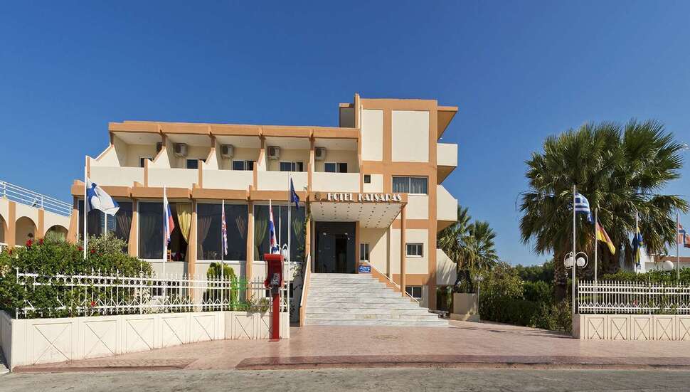 Een foto van de buitenkant van Bayside Hotel Katsaras