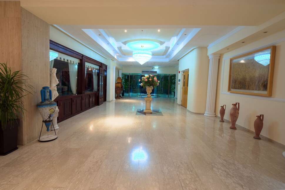 Een foto van het interieur van Avlida Hotel