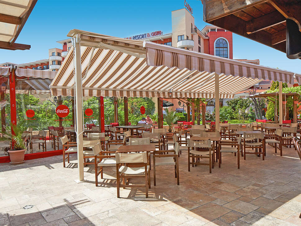 Een foto van het terras bij Hotel Mena Palace