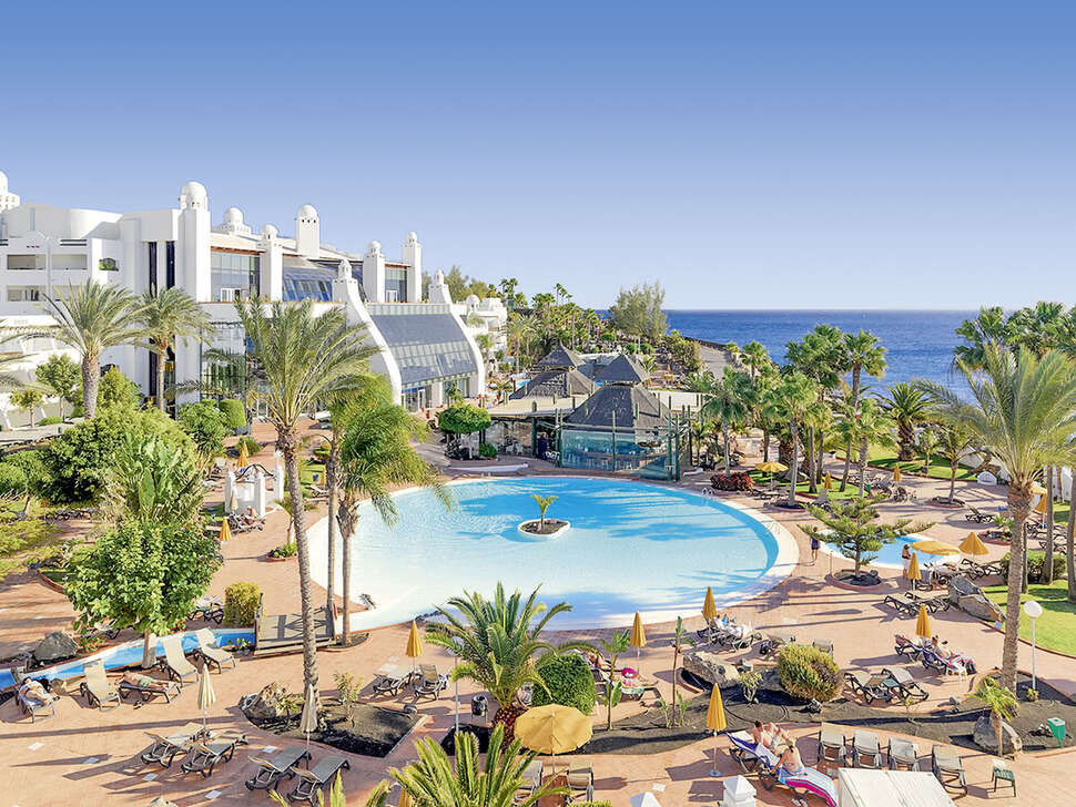 Een foto van het zwembad bij H10 Timanfaya Palace