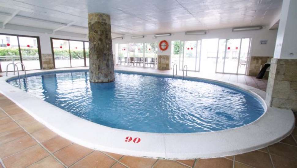 Een foto van het zwembad bij Hotel Garbi Park