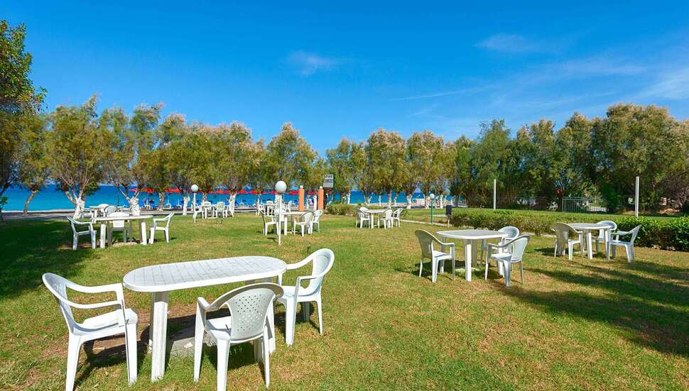 Een foto van het terras bij Bayside Hotel Katsaras
