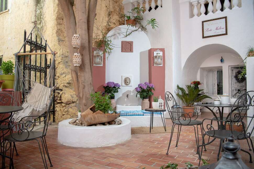 Een foto van het terras bij Porto Maltese Boutique Hotel
