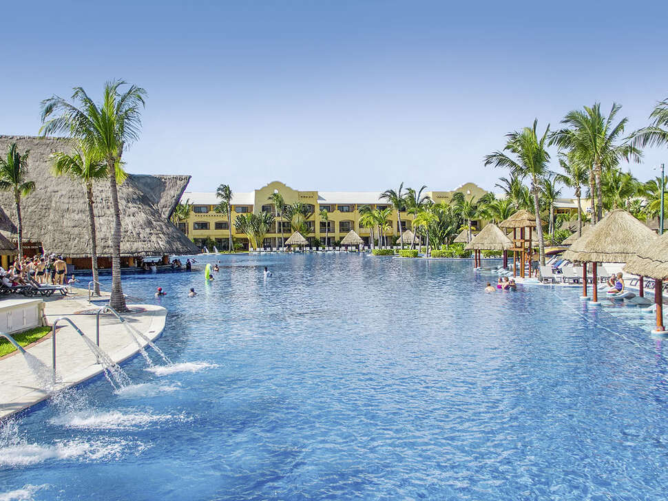 Ein Foto vom Pool im Barcelo Maya Grand Resort