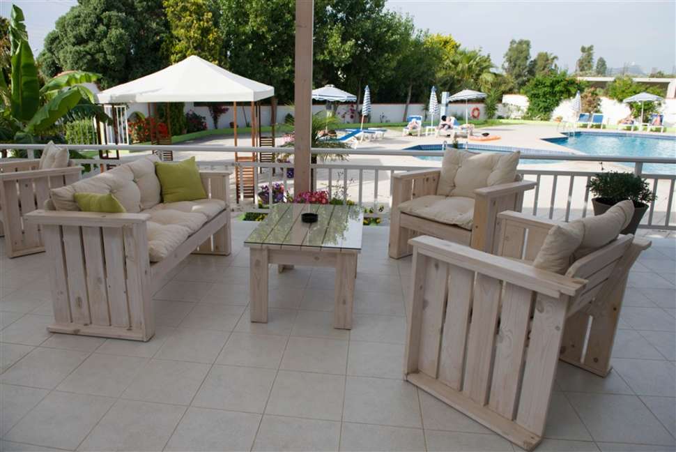 Een foto van het terras bij Happy Days Hotel Tholos