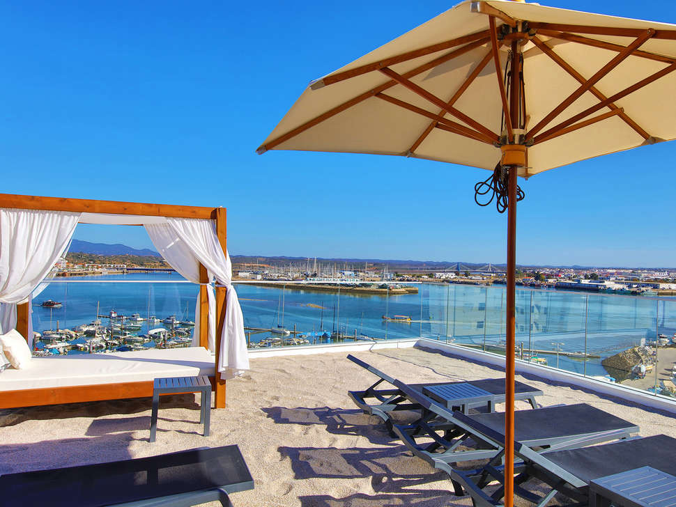 Een foto van het terras bij Jupiter Marina Hotel