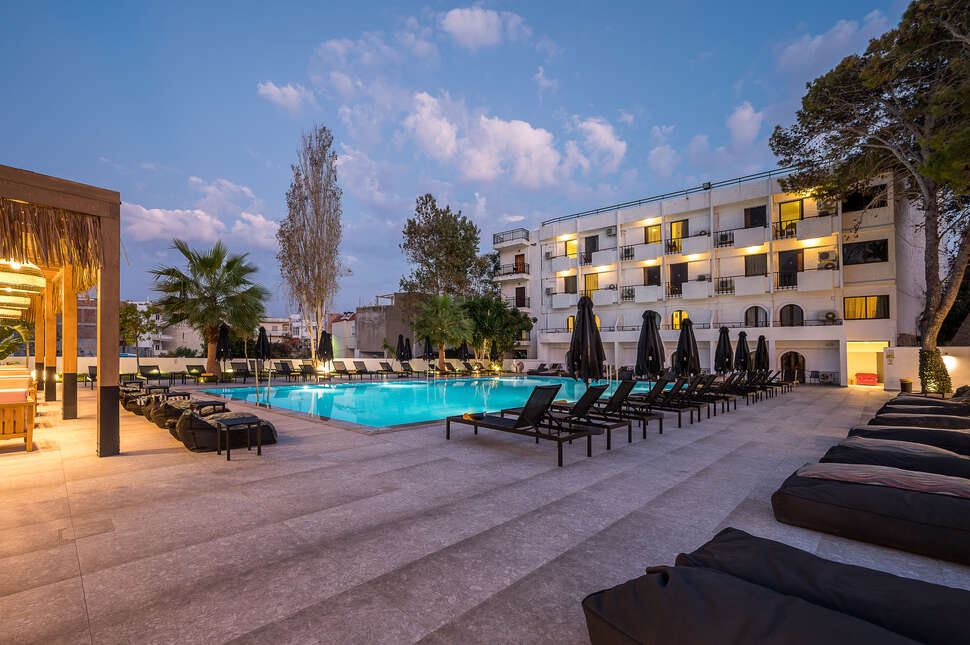 Een foto van het zwembad bij Heronissos Hotel