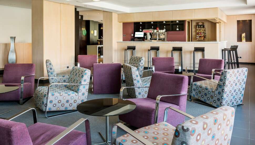 Een foto van het interieur van Hotel Ilunion Caleta Park