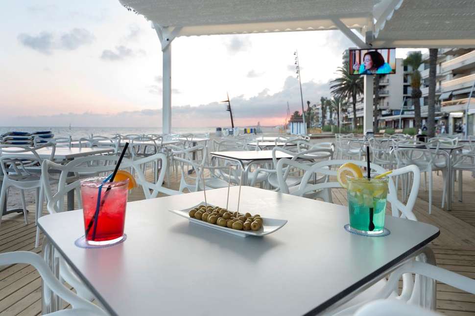 Een foto van het terras bij 4R Miramar Calafell