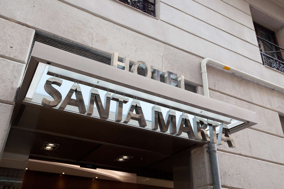Een foto van de buitenkant van Hotel Santa Marta Barcelona