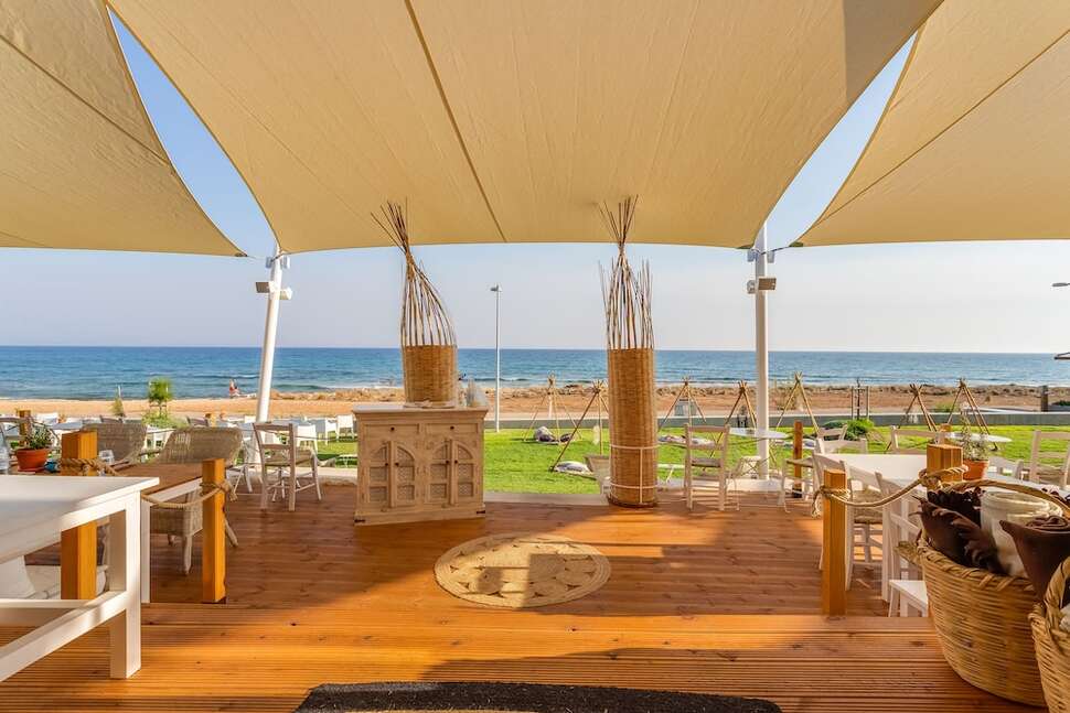 Een foto van het terras bij Pierre Anne Beach Hotel