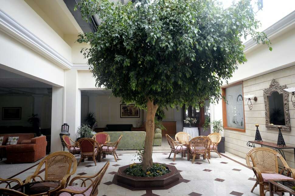 Een foto van het interieur van Avlida Hotel