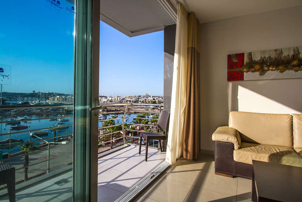 Een foto van een overzicht van St Blubay Appartementen