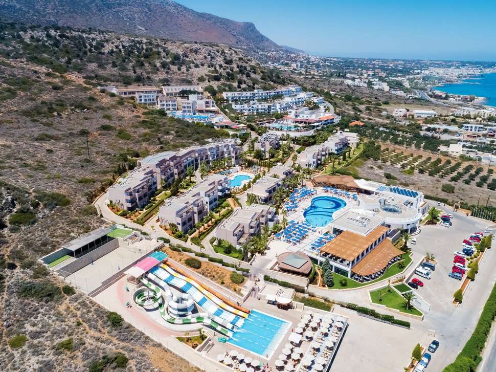 Een foto van het zwembad bij Grand Hotel Holiday Resort
