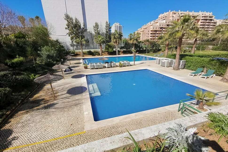 Een foto van het zwembad bij Jardins da Rocha
