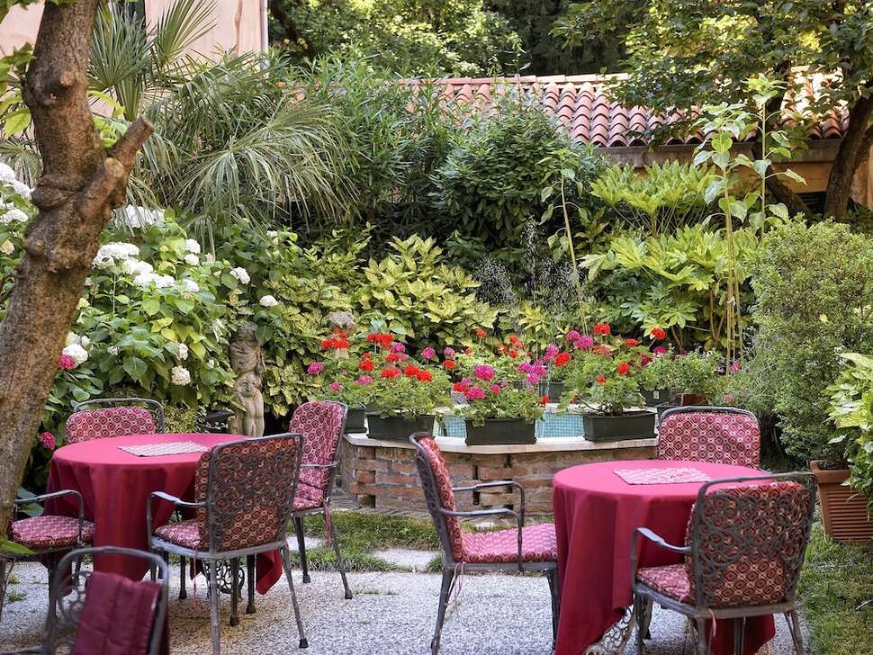 Een foto van het terras bij Hotel Amadeus