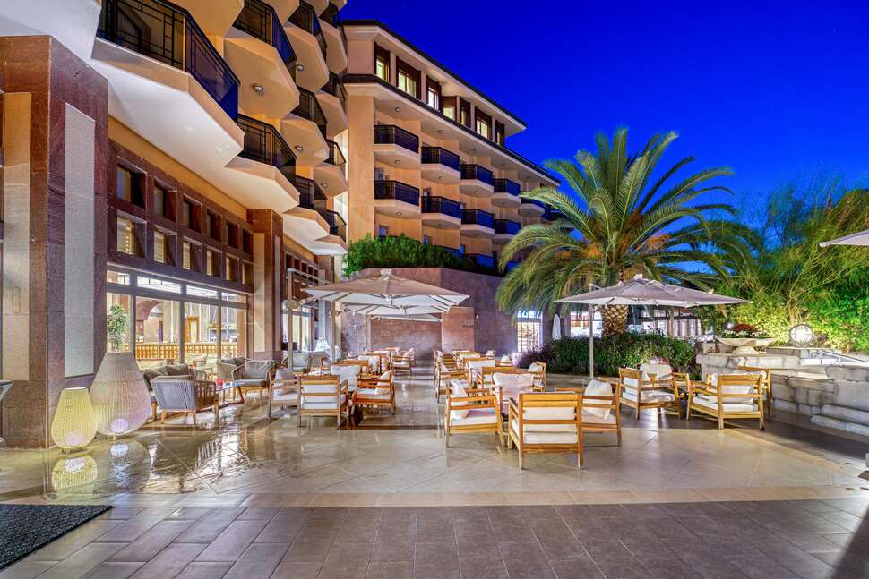 Een foto van het terras bij Xanadu Resort Hotel