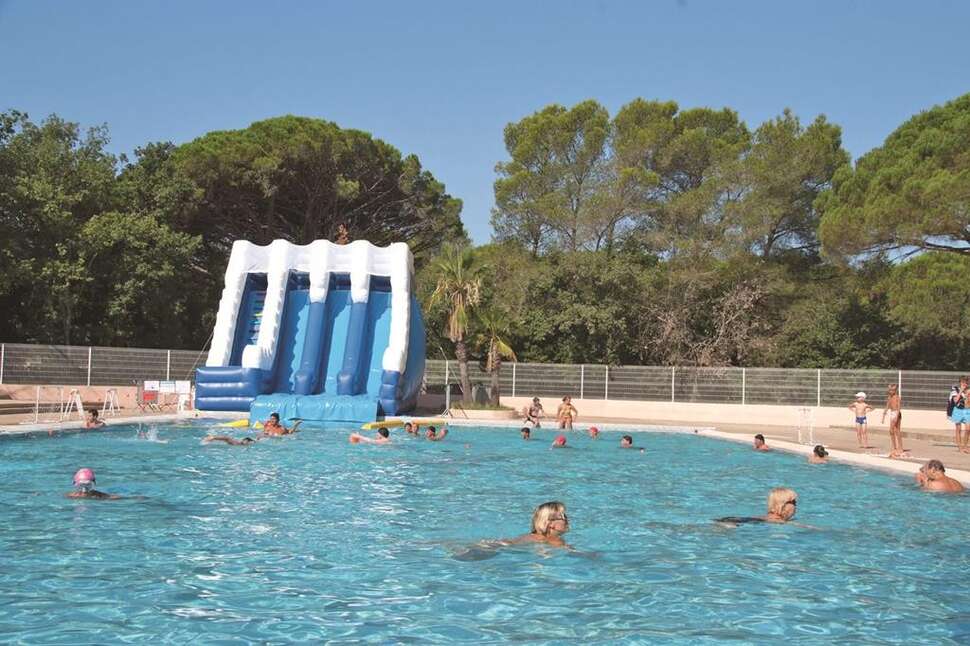 Een foto van het zwembad bij Parc Saint James Oasis Village