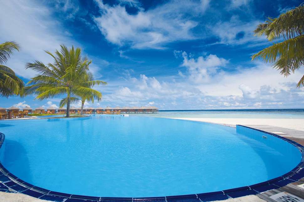 Een foto van het zwembad bij Filitheyo Island Resort