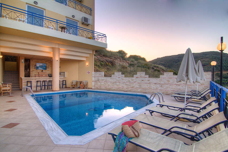 Ein Foto vom Pool im Aparthotel Athina