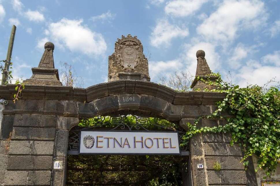 Ein Foto von der Außenansicht des Hotel Etna