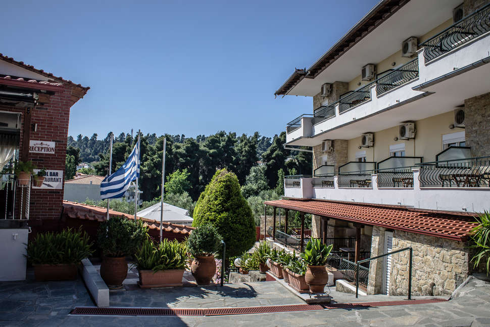 Een foto van de buitenkant van Ilios Hotel