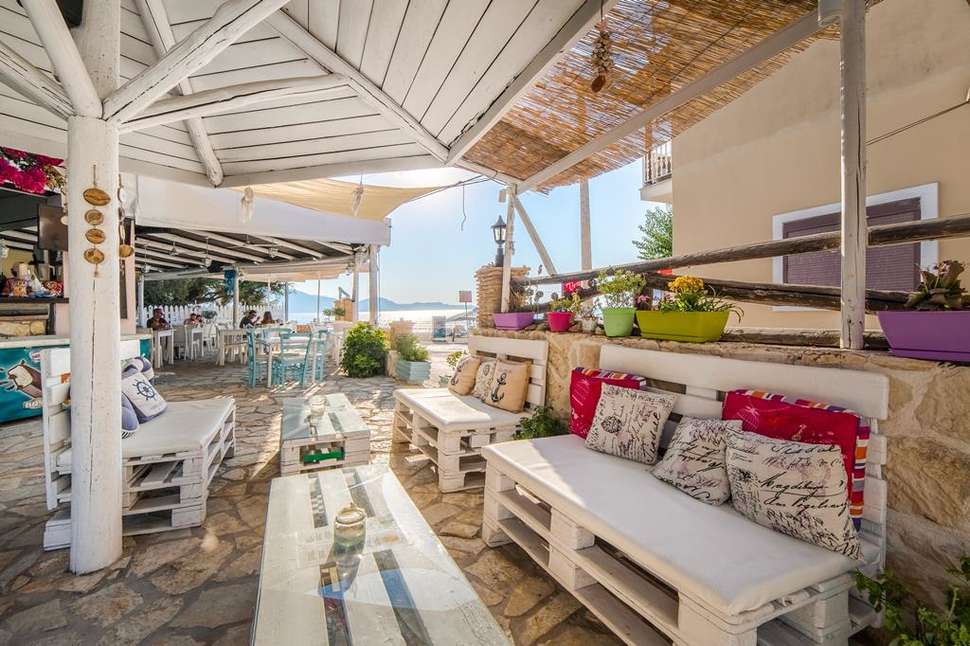 Een foto van het terras bij Appartementen Pierros