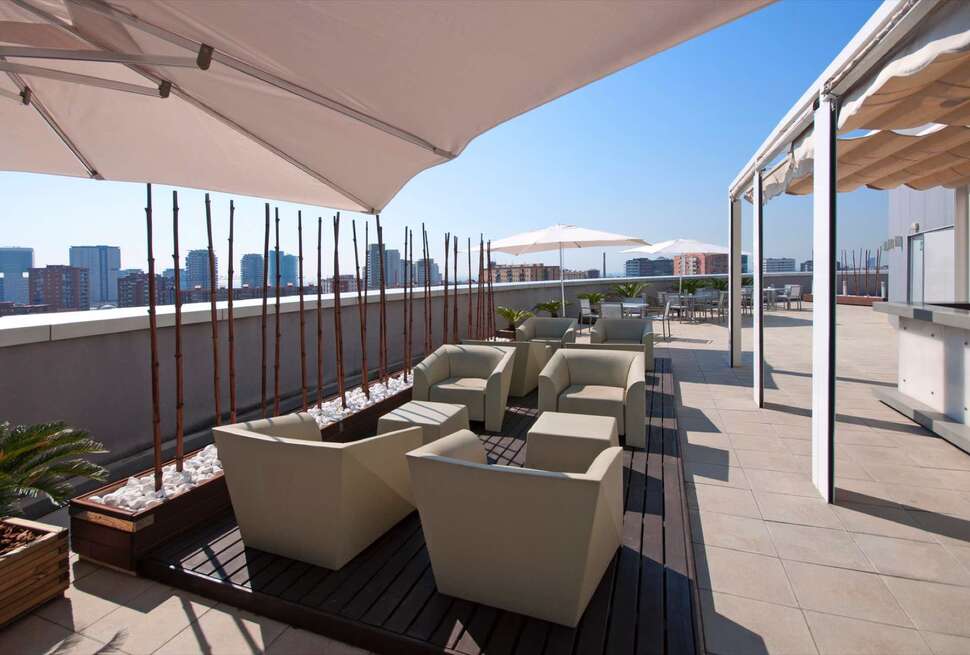 Een foto van het terras bij Hotel Barcelona Condal Mar Affiliated by Melia