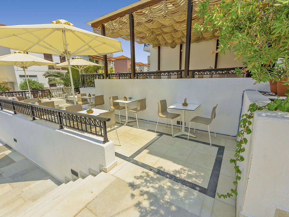Een foto van het terras bij Kalidon Beach Hotel